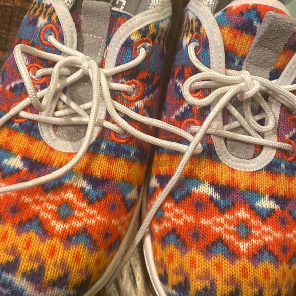 Minnetonka Tennis Shoes - 7 - Picture 8 of 8